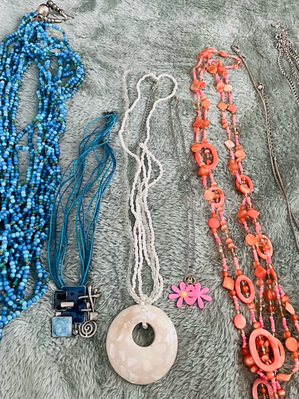 Bag of 10 necklaces